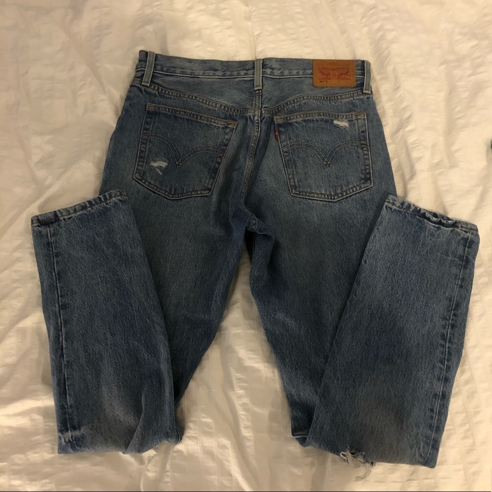 🎠LEVI’S🎠 DISTRESSED RIPPED JEANS NWOT - Picture 2 of 4